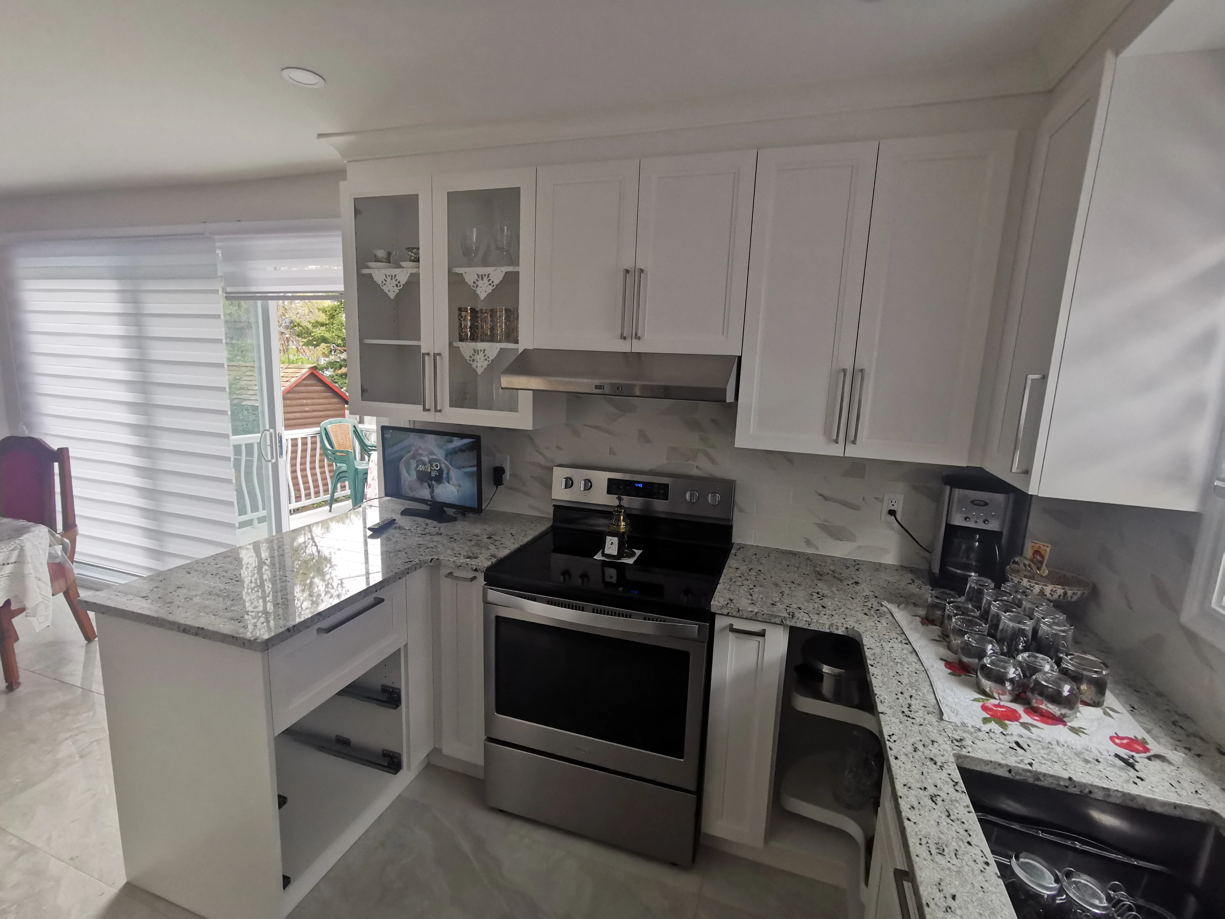Cuisine shaker blanche — rénovation à Laval